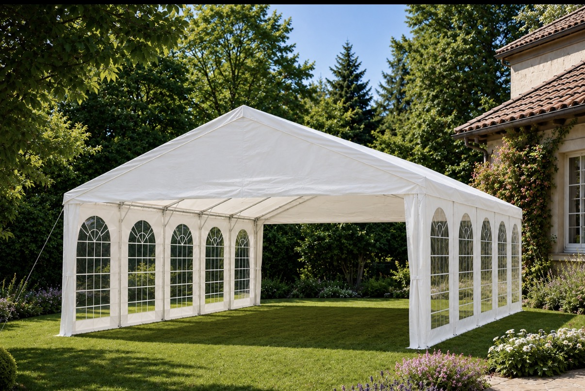 Grand barnum blanc ouvert dans un jardin