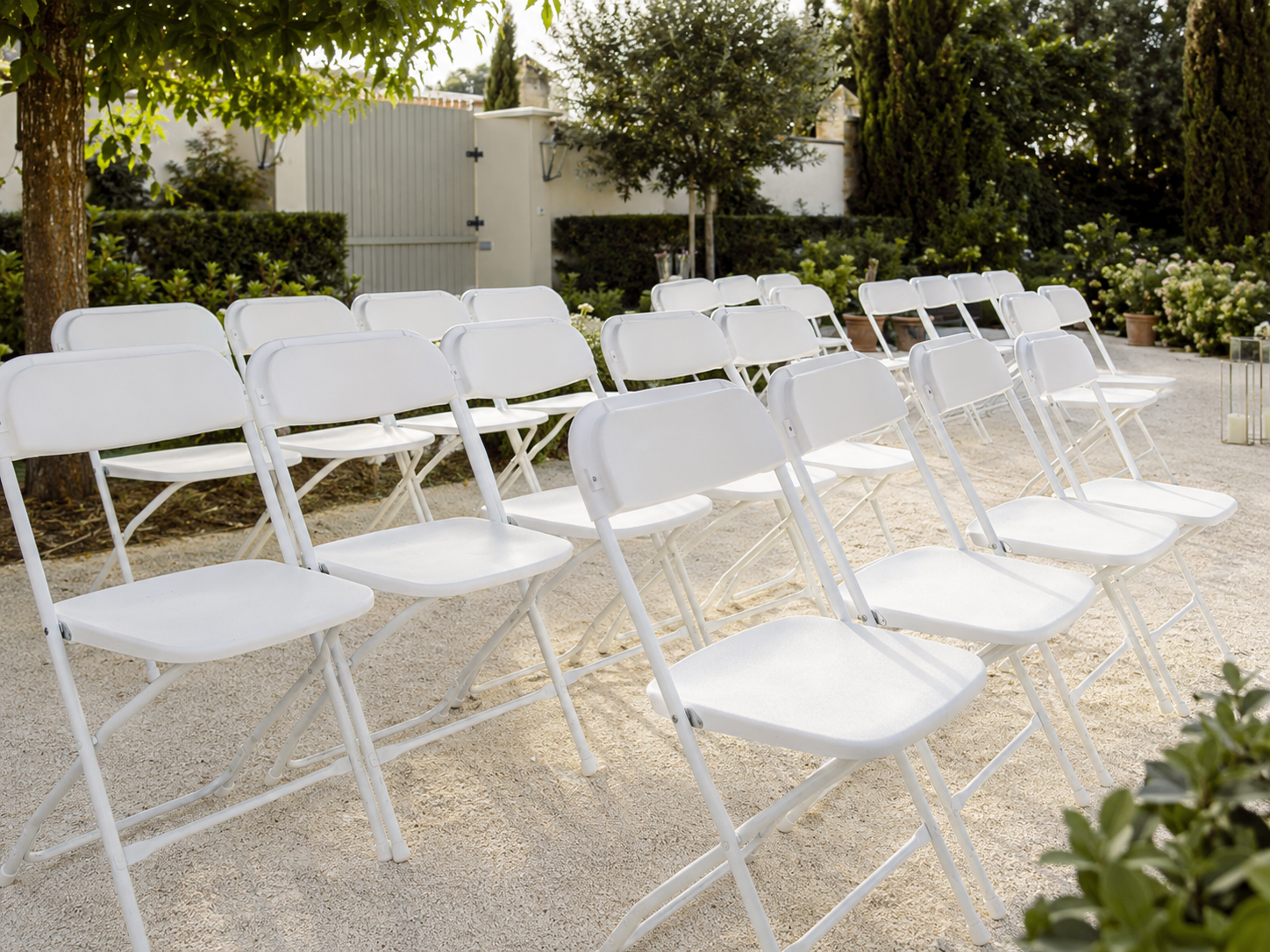 Chaises blanches